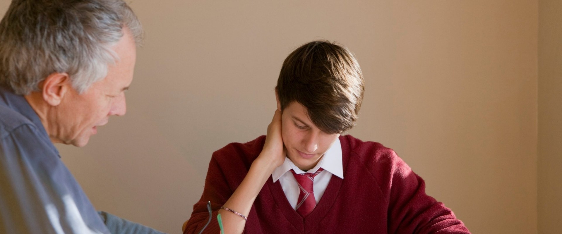How much do private tutors make a year uk?